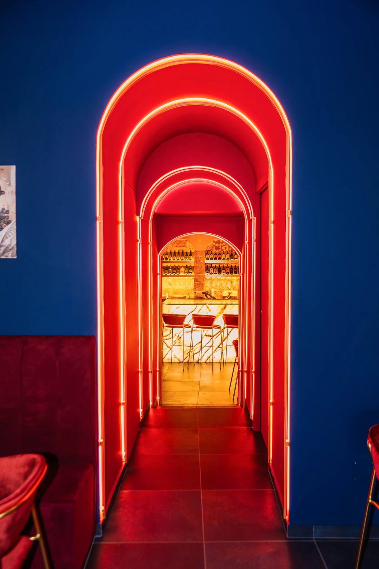 Il tunnel di archi rossi al neon