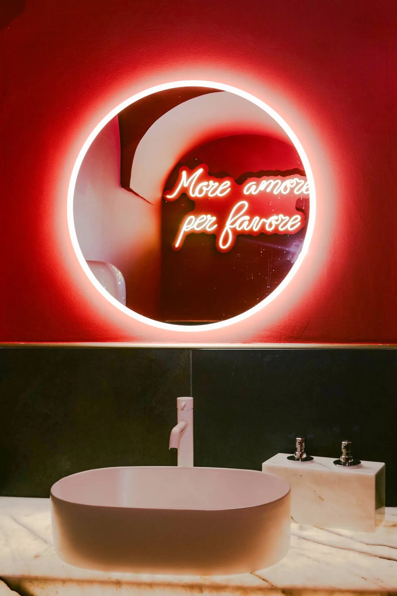 Lo specchio del bagno con il neon More amore per favore